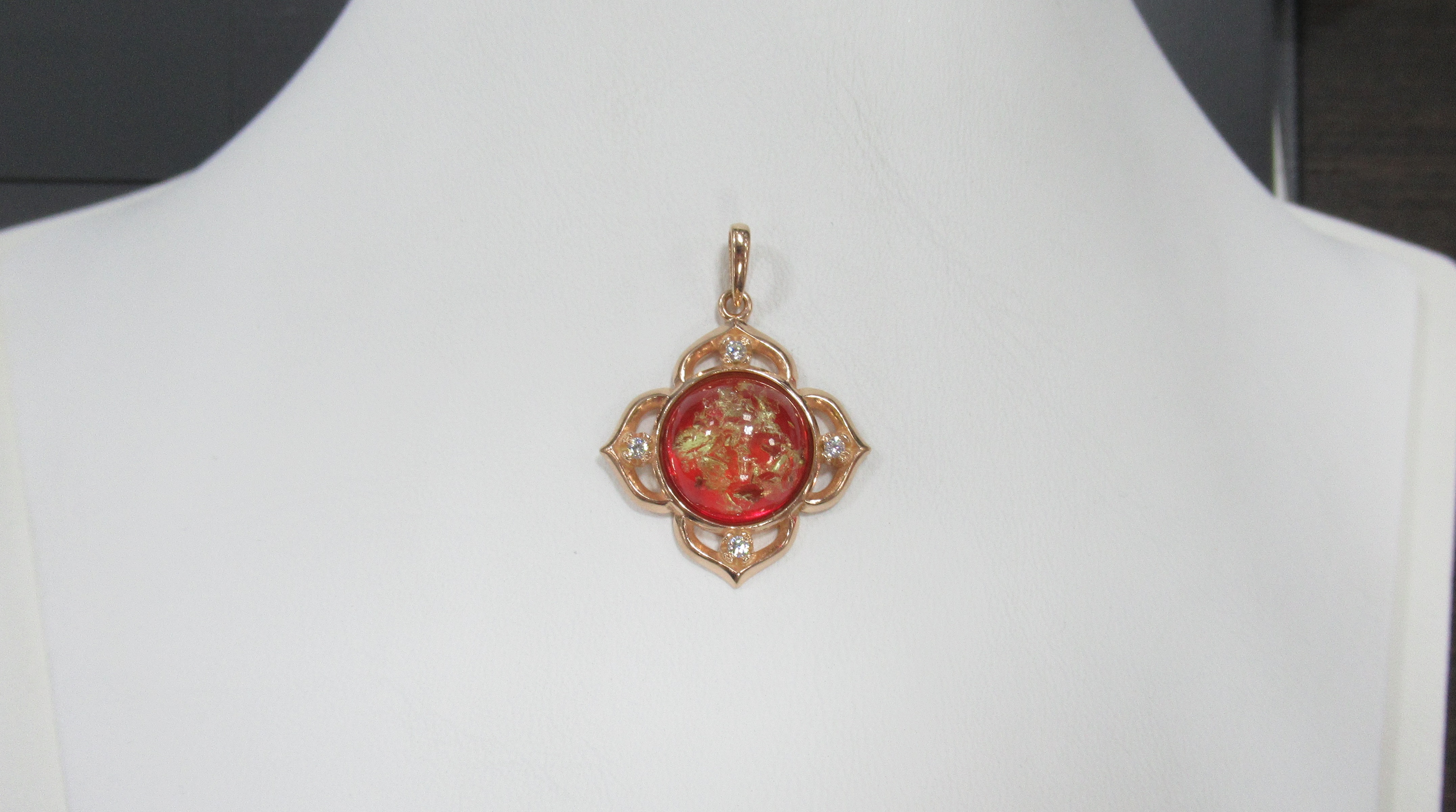 Серебряная подвеска с янтарем